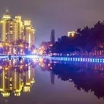 возле аркадии и парка победы